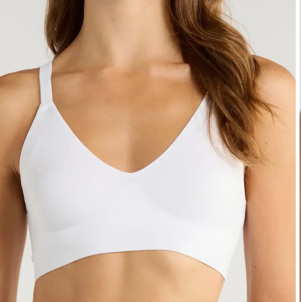 TRUE&CO SOFT FORM V-NECK ADJUSTABLE STRAP BRALETTE, SIZE : SMALL